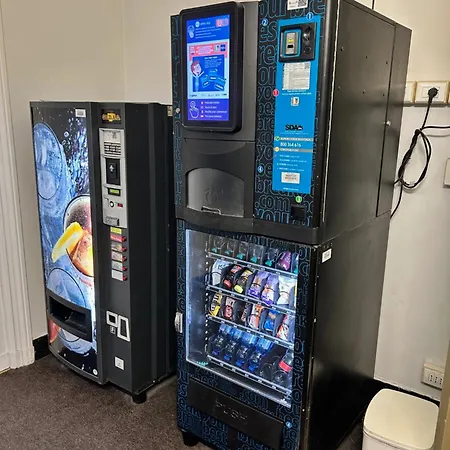 巴罗尼酒店 *